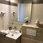 Cote D'azur Joli 3 Etoiles , 50m Plage, Climatisation , Parking Prive *
