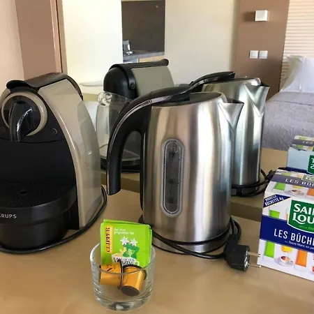 Cote D'azur Joli 50m Plage, Climatisation , Parking. Apartment *