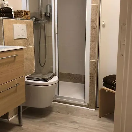 Cote D'azur Joli 50m Plage, Climatisation , Parking.